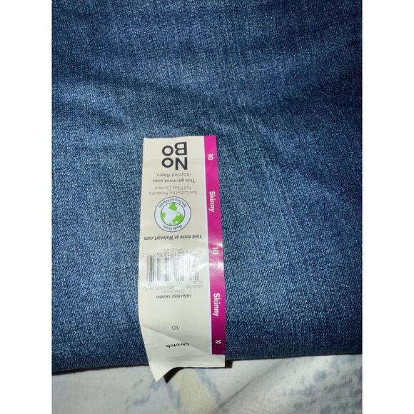 No Boundaries Women's Jeans - Comfortable & Stylish - Picture 4 of 5